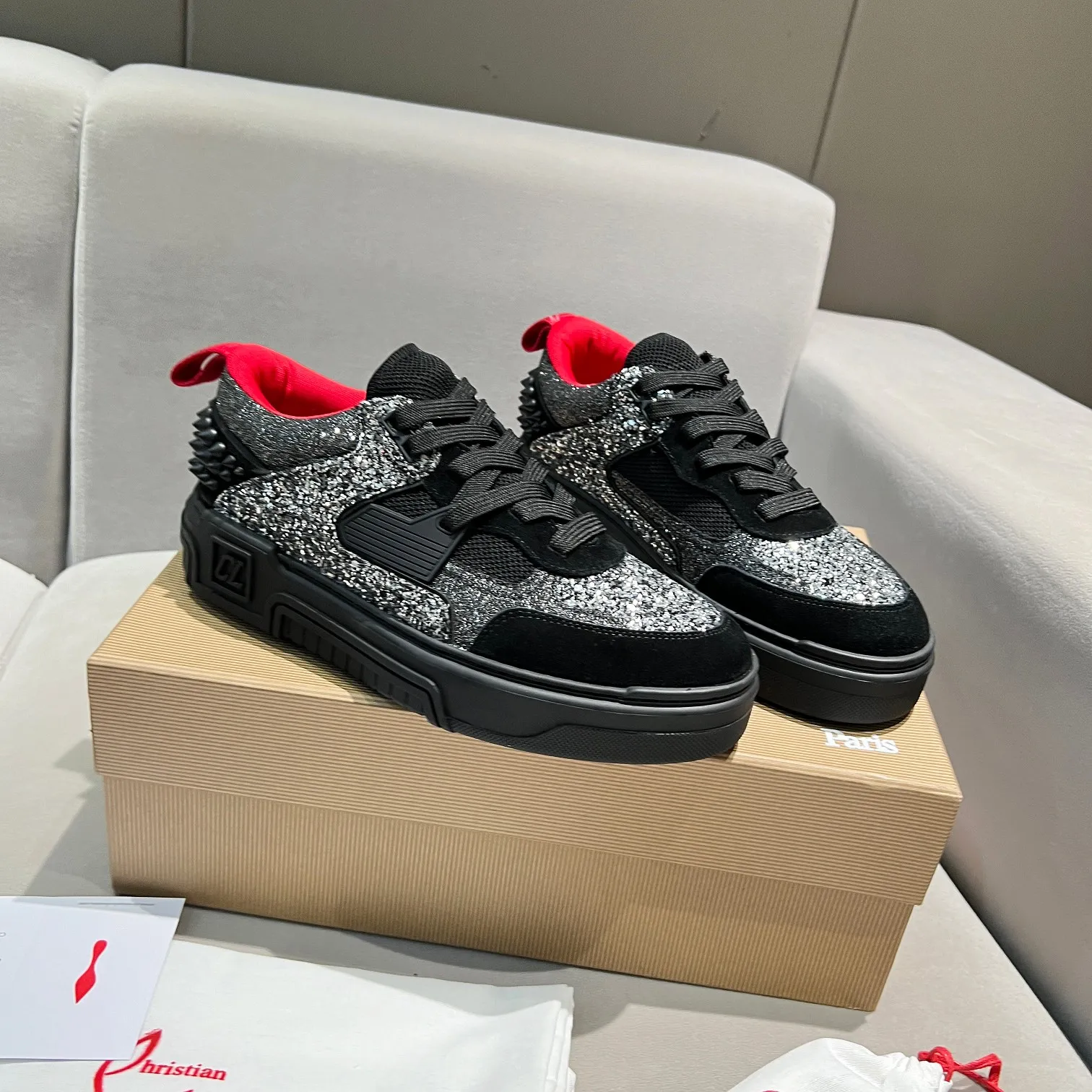 Men's shoes 💰700 🌹🌹🌹̋ Wang Junkai Yang Mi Xu Kai Zhang Jingyi Ding Chengxin Chen Muchi Wang Ziyi Same style Christian Louboutin 2024 [New product] ASTROLOUBI unisex thick-soled sports shoes red-soled shoes perfectly integrate fashion and sports, The fabrics are made of luxurious calfskin, soft suede, smooth satin and laminated leather, and the back is decorated with classic rivets. The interior is blended with a knitted tongue for added durability, breathability and quick-drying comfort. The outsole is made of a combination of EVA foam and imported rubber, and the colorful CL iconic letters on the side of the outsole show the brand's unique style. It is a ceiling-level comfortable skate shoe! ! ! Multiple colors available, currently men’s sizes 39--45 (women’s sizes 35--40, currently being updated)